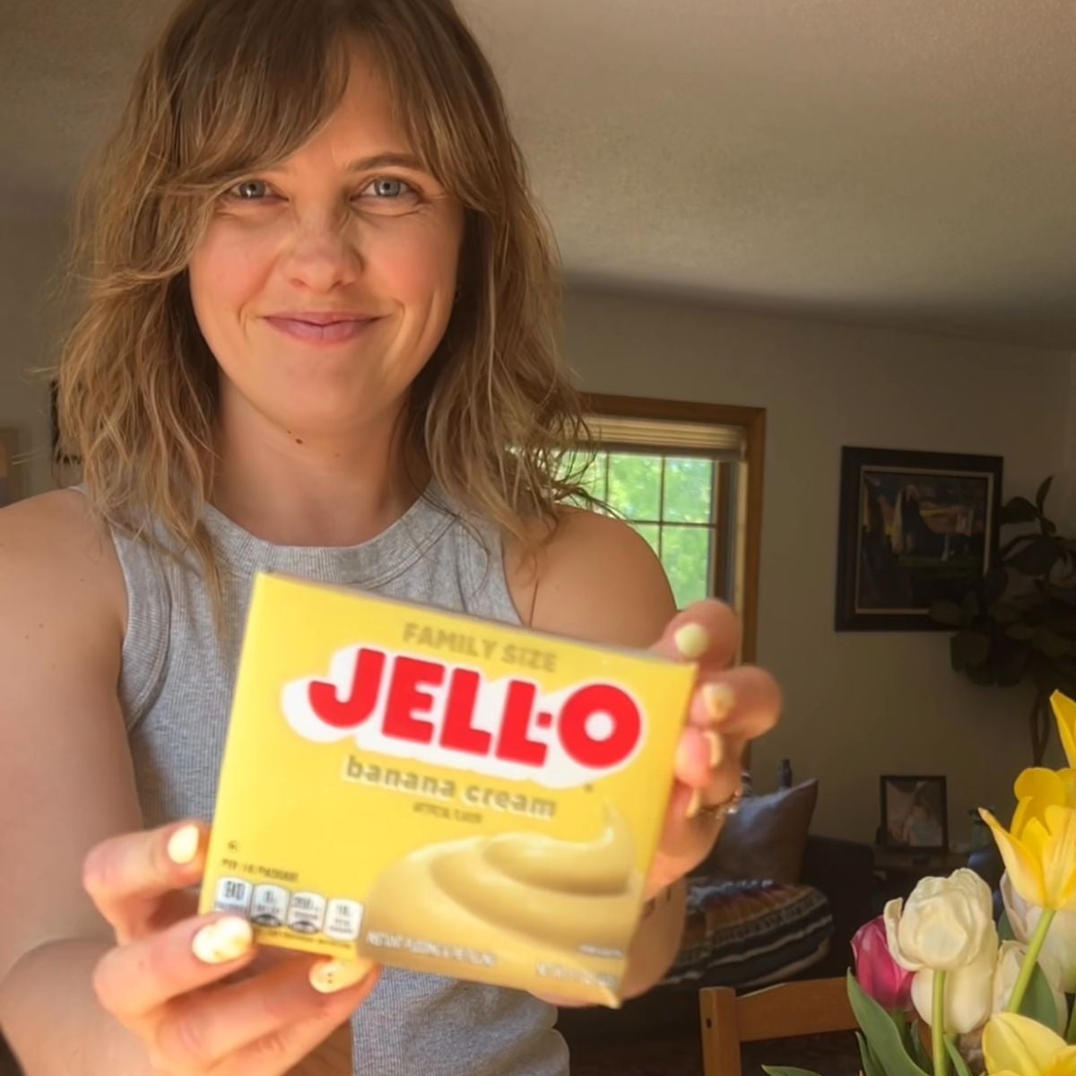 Mika holding banana pudding jello box.